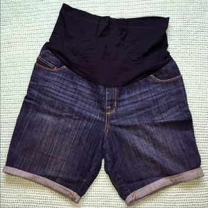 Maternity shorts- Liz Lange. Size Large.
